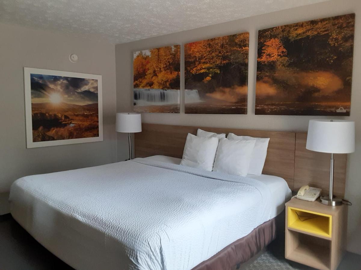 Days Inn By Wyndham Кууквил Екстериор снимка