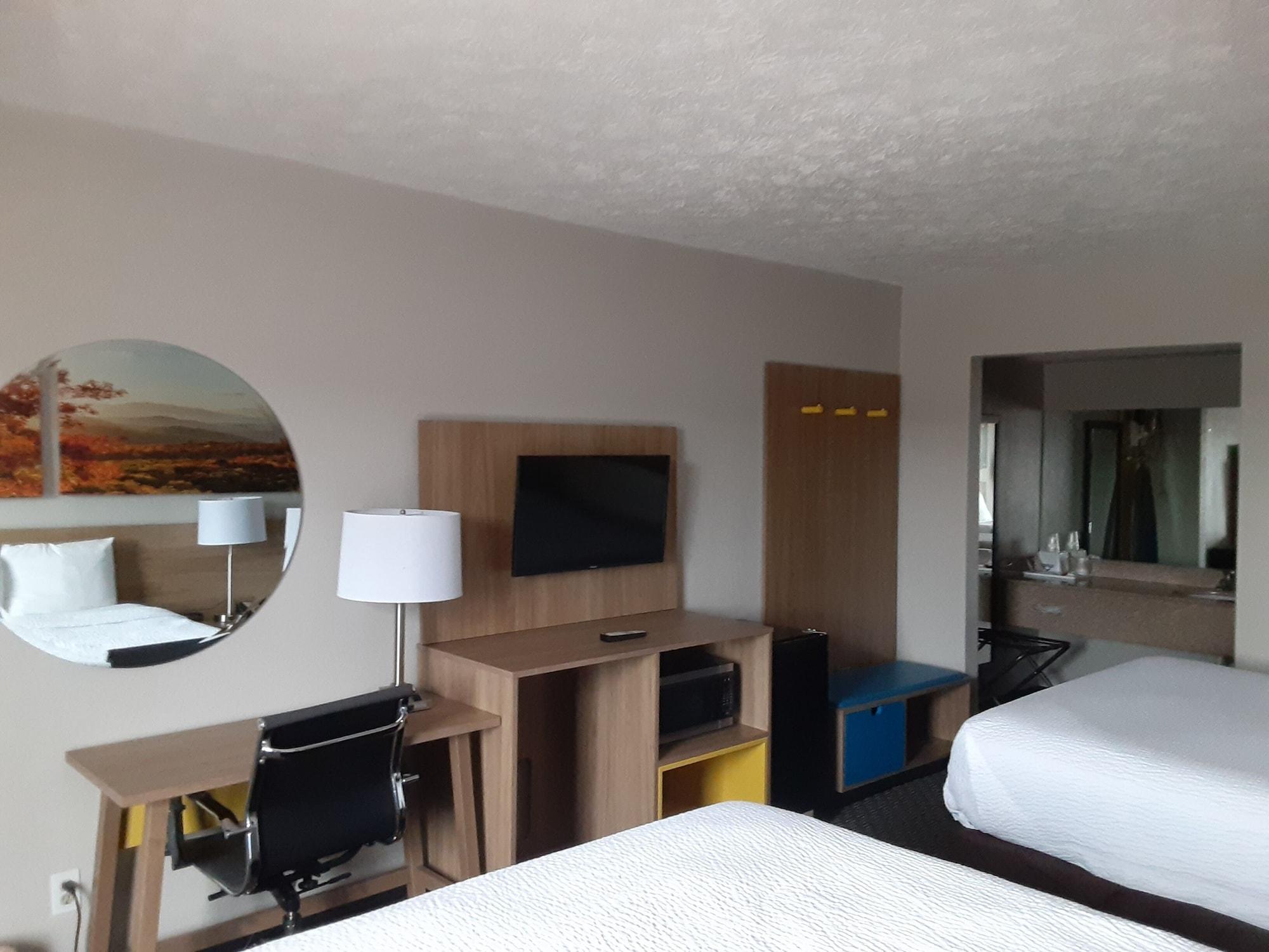 Days Inn By Wyndham Кууквил Екстериор снимка