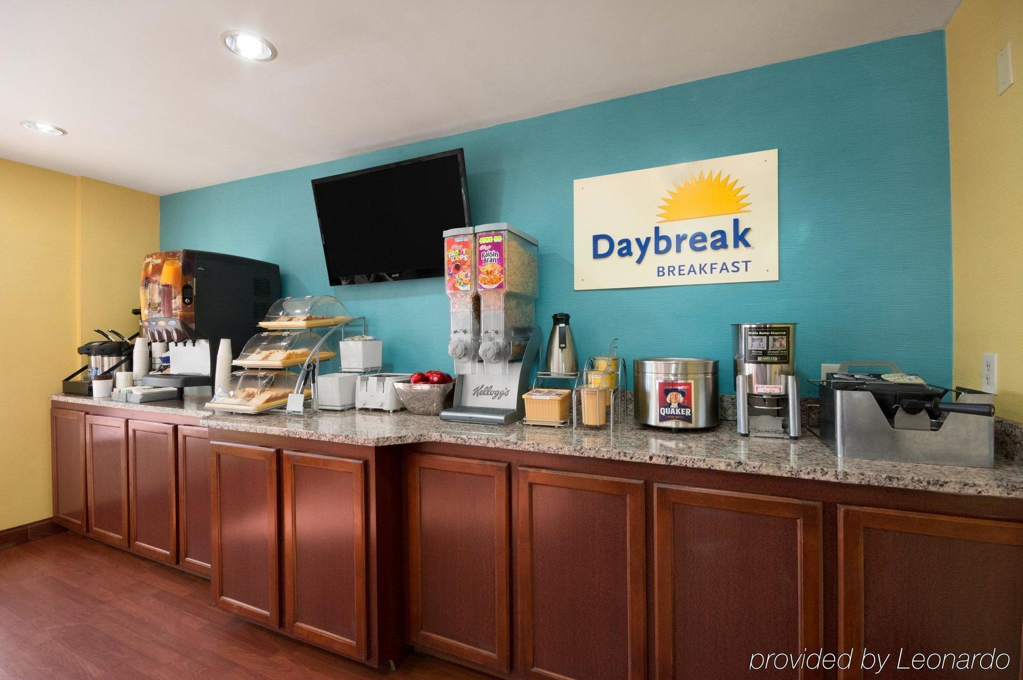 Days Inn By Wyndham Кууквил Екстериор снимка
